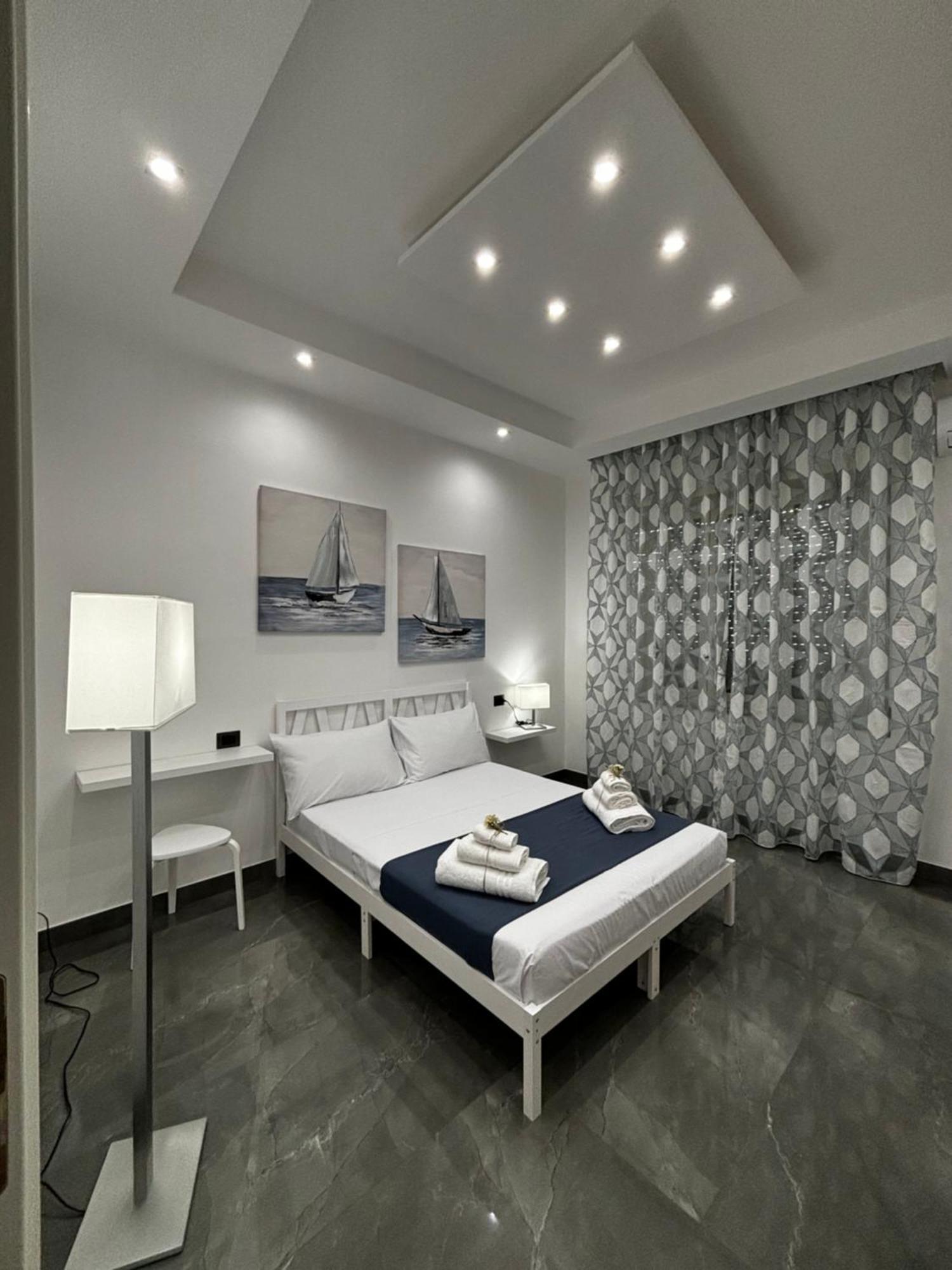 Louis Helen Apartment Napoli Bagian luar foto
