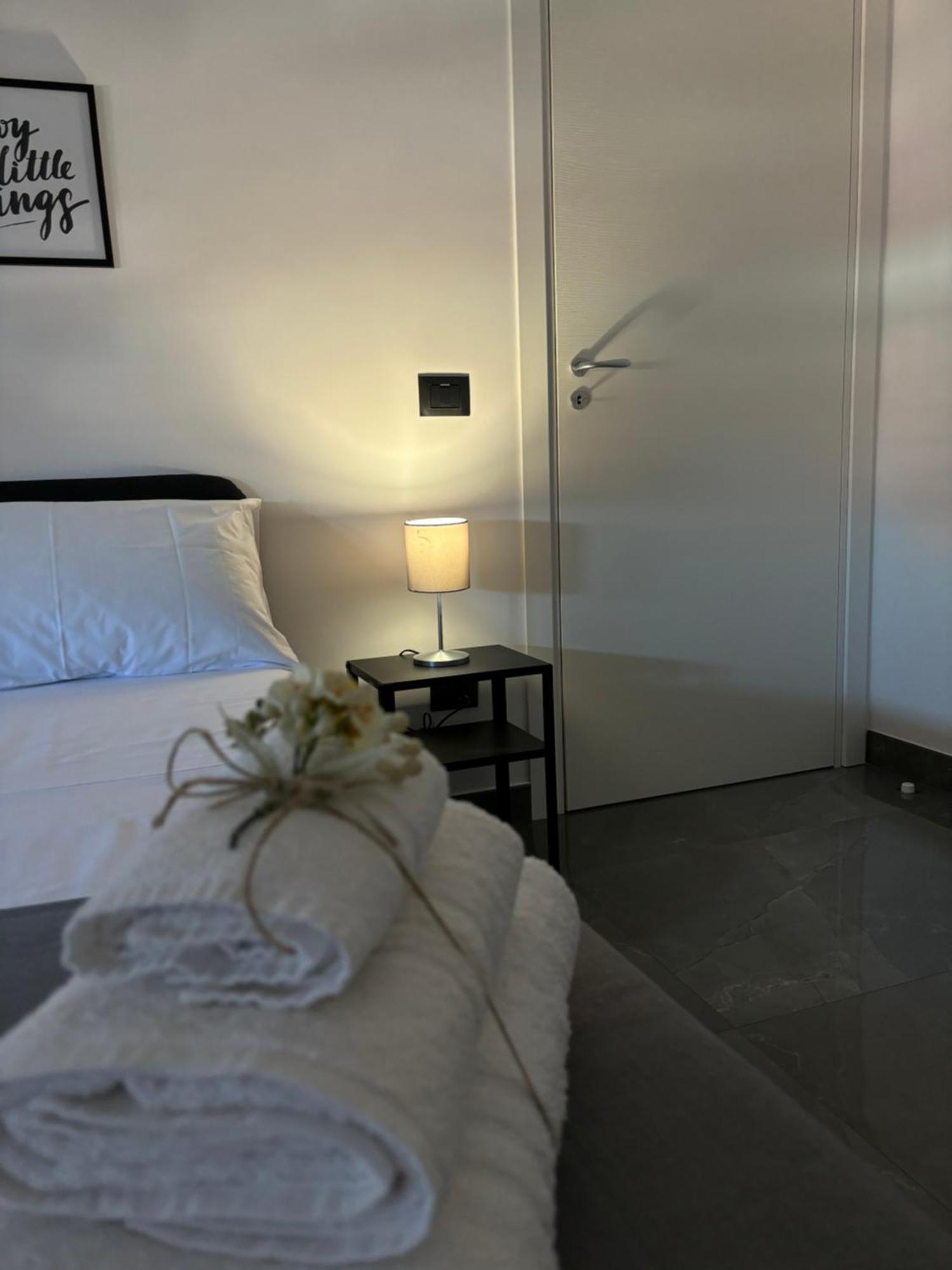 Louis Helen Apartment Napoli Bagian luar foto
