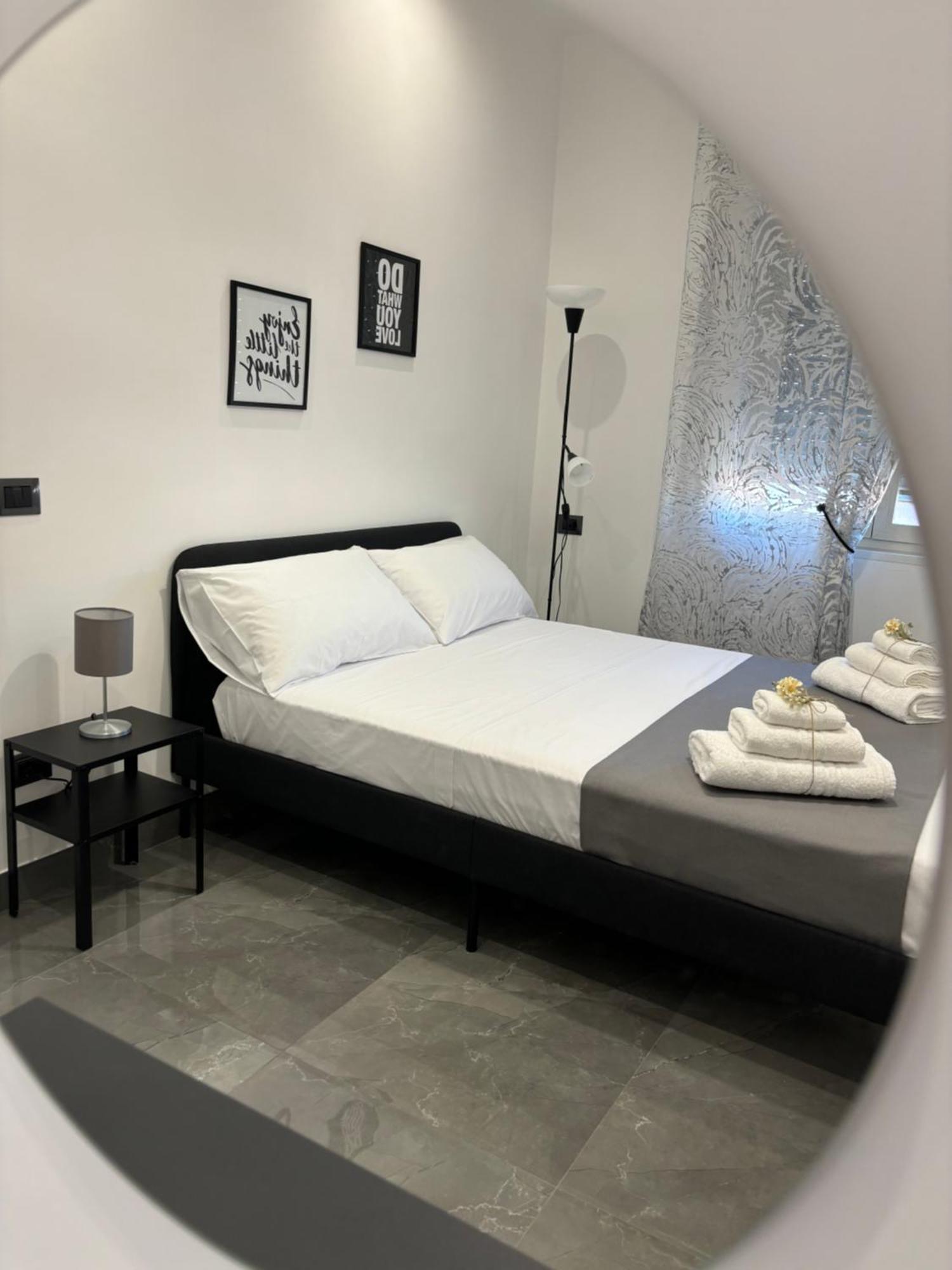 Louis Helen Apartment Napoli Bagian luar foto