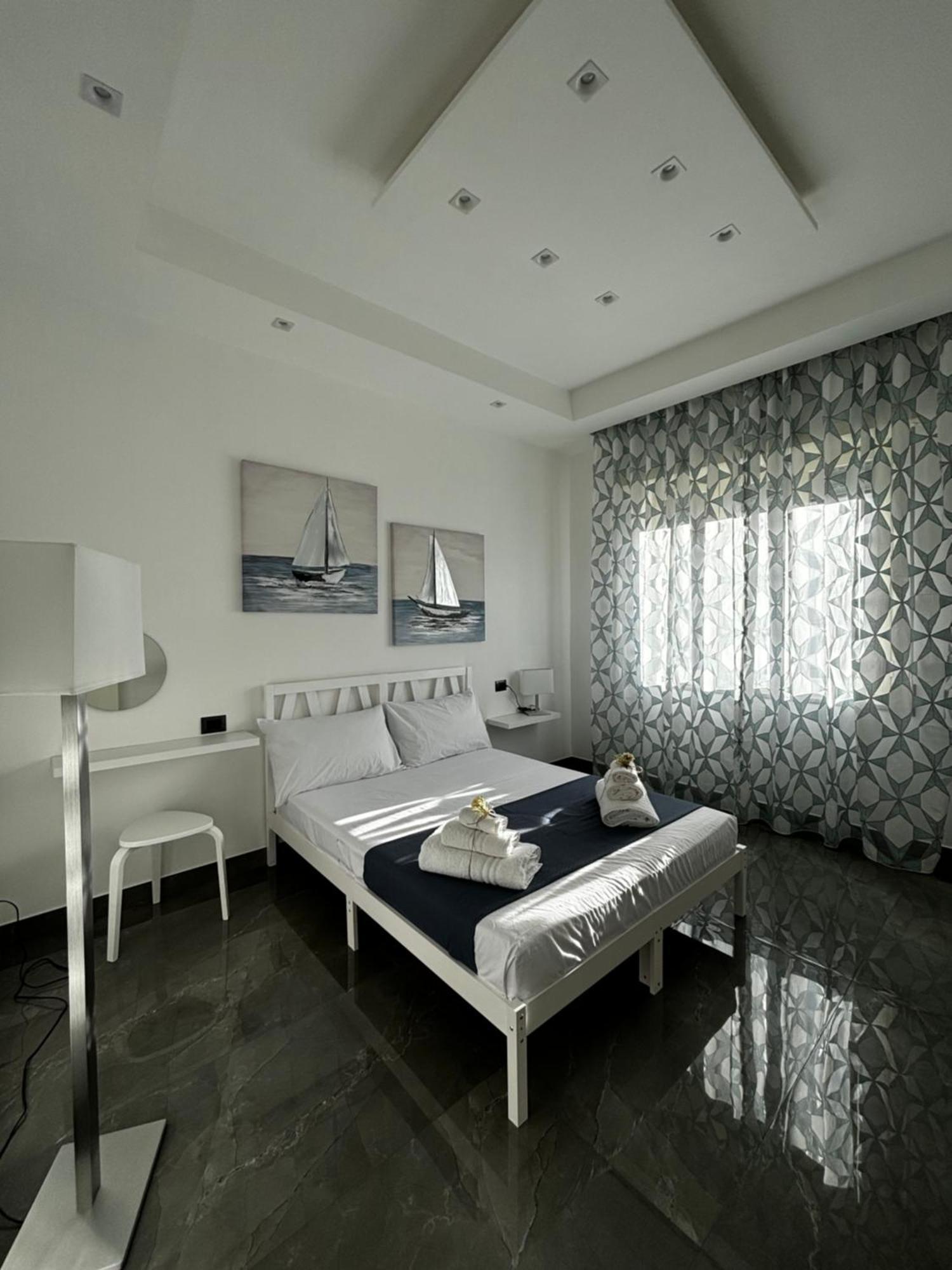 Louis Helen Apartment Napoli Bagian luar foto