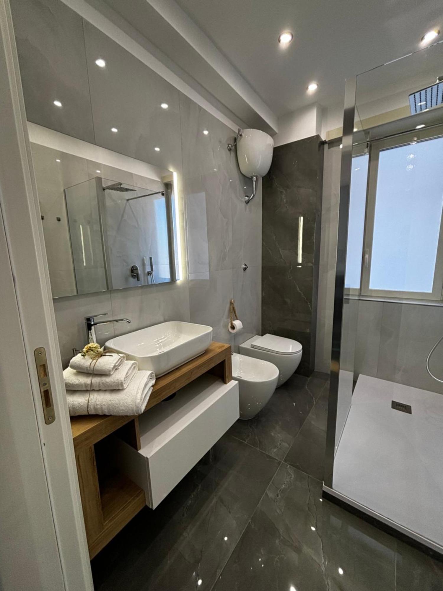 Louis Helen Apartment Napoli Bagian luar foto