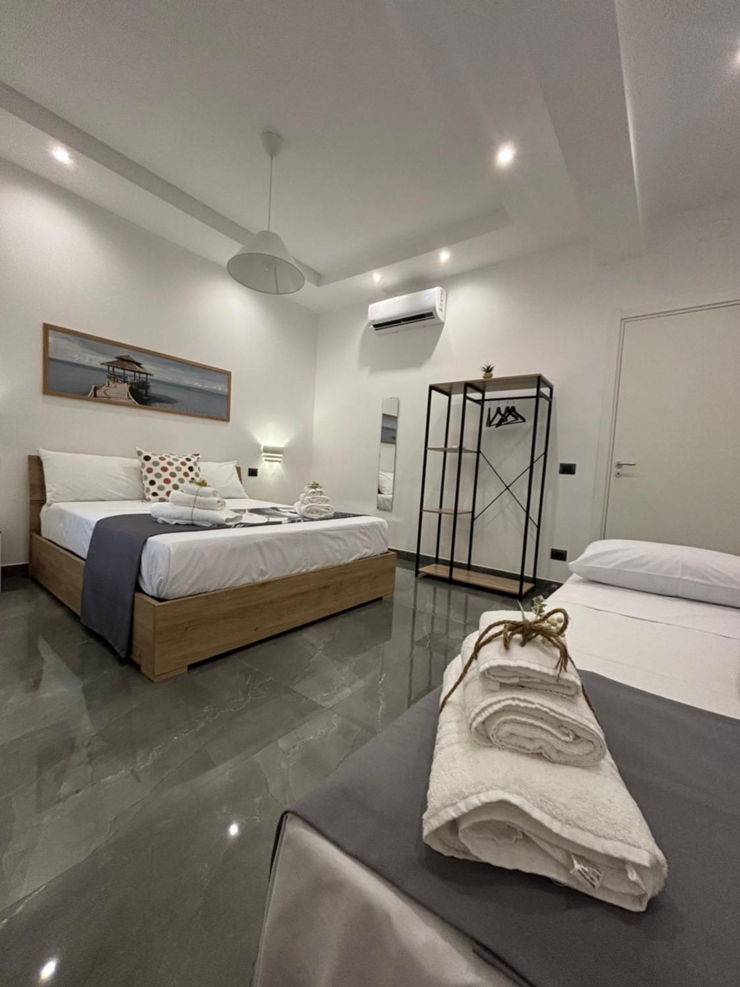 Louis Helen Apartment Napoli Bagian luar foto