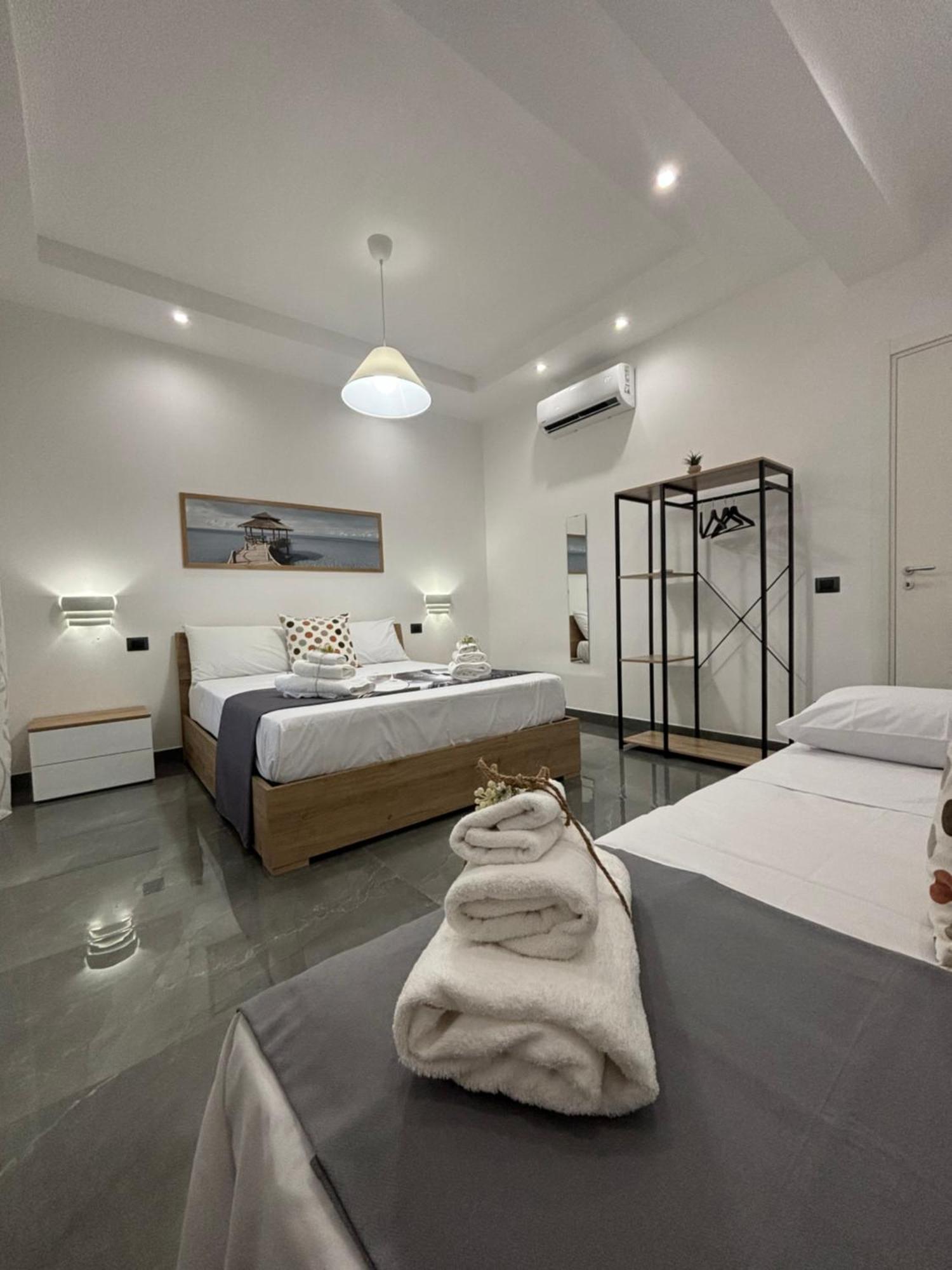Louis Helen Apartment Napoli Bagian luar foto