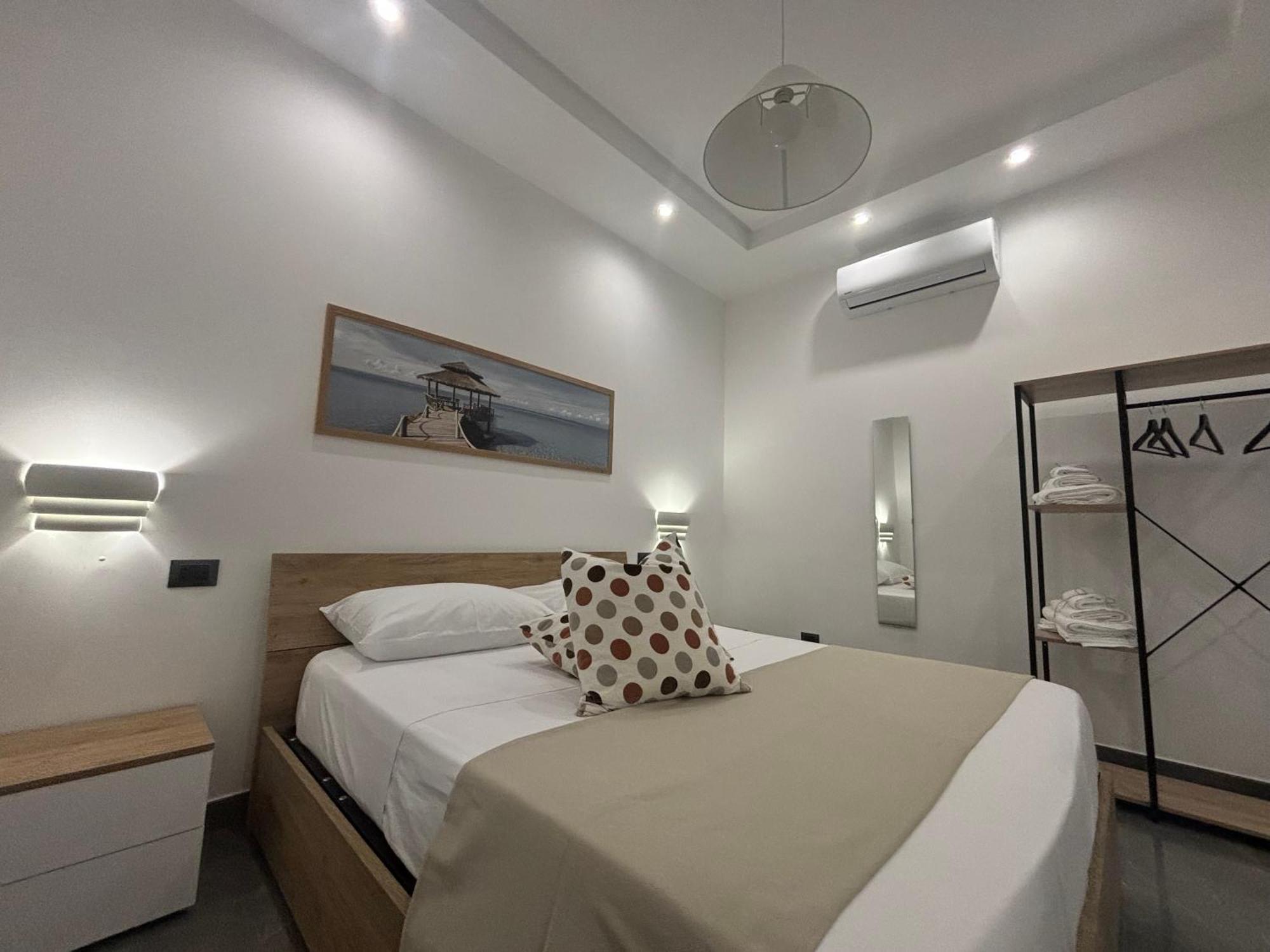 Louis Helen Apartment Napoli Bagian luar foto